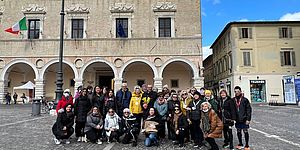 Ricci Della Dora Frenquellucci in piazza con in mano mimose e gruppo di donne
