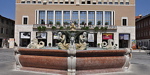 Fontana in p.zza del Popolo con sullo sfondo il comune