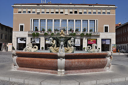 Fontana e palazzo comunale in p.zza del Popolo