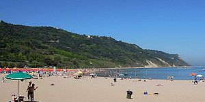 foto di Baia Flaminia, con spiaggia e ombrelloni