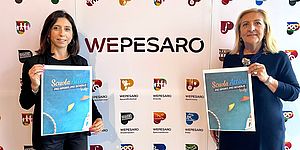 Della Dora Ceccarelli con la locandina dell'iniziativa in mano