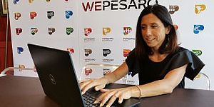 Mila Della Dora al computer