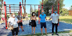 attrezzo per parco giochi con persone