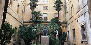 Statua di Rossini all'ingresso del Conservatorio