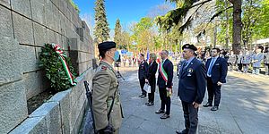 Deposzione corona al munemento Resistenza da parte delle autorità