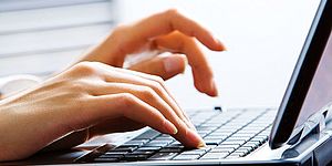 manie che lavorano al computer