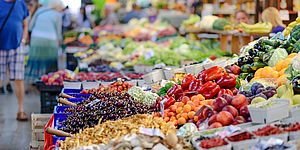banco frutta e verdusa al supermercato