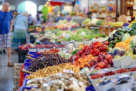 banco frutta e verdusa al supermercato