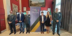 Tenente Colonello Silvano Melasecca - Capo Ufficio Operazioni Comando Regionale Marche Guardi di Finanza, Daniele Vimini assessore alla Cultura Comune di Pesaro, il Generale di Brigata Nicola Altiero Comandante Regionale Marche della Guardia di Finanza, il sindaco Andrea Biancani, la giornalista Silvia Sacchi, Colonnello t.ST Paolo Brucato - Comandante del Comando Provinciale di Pesaro e Urbino Guardia di Finanza