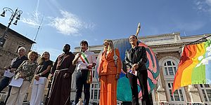 Biancani Murgia e ragazzi sul palco con la Lampada della pace