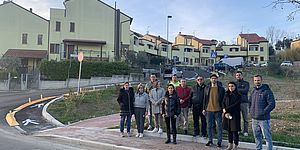 L'assessora Mila Della Dora, il presidente del Q8 Alessandrini e i residenti della lottizzazione Vigne Rosse