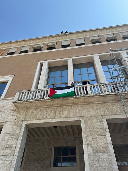 Bandiera Palestina nel balcone del  Comune di Pesaro