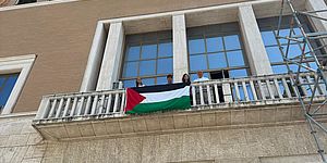 Bandiera Palestina nel balcone del  Comune di Pesaro