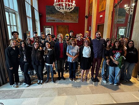 una delegazione del Liceo Artistico Mengaroni e dell'Istituto Alberghiero Santa Marta al centro da sinistra: Camilla Murgica, Michele Gulinucci, una docente del Santa Marta, Michela Gaudenzi, Andrea Solomiti docente del Liceo Artistico Mengaroni