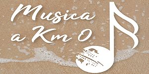 logo Musica a Km 0 con scritta bianca accanto ad una nota musicale con la Palla di Pomodoro stilizzata. Tutto su sfondo sabbia