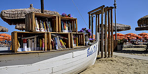 Barca con libri a Baia del Sol