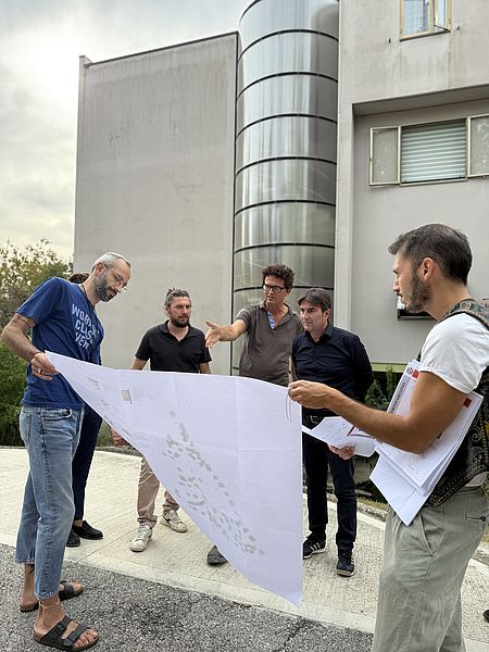 Biancani e tecnici che guardano il progetto