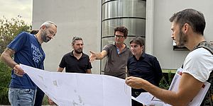 Biancani e tecnici che guardano il progetto