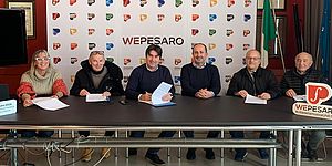 Francesca Fabbrini, presidente del Coro Filarmonico Rossini; Gino Pietrelli, presidente Complesso Bandistico Candelara; il sindaco Biancani; il vicesindaco Vimini; Ilario Tommasi, presidente Coro San Carlo; Fiorino Della Martera, presidente Corpo Bandistico Colombarone-Fiorenzuola.