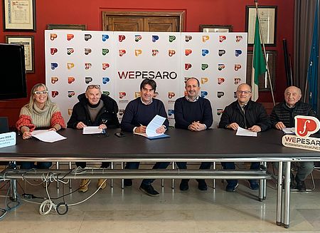 Francesca Fabbrini, presidente del Coro Filarmonico Rossini; Gino Pietrelli, presidente Complesso Bandistico Candelara; il sindaco Biancani; il vicesindaco Vimini; Ilario Tommasi, presidente Coro San Carlo; Fiorino Della Martera, presidente Corpo Bandistico Colombarone-Fiorenzuola.