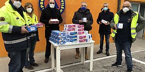 Belloni con protezione civile alla consegna della donazione