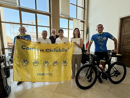 Pesaro si conferma per il 7° anno Comune Ciclabile 2024. Biancani e Mengucci: «Continuiamo ad investire su infrastrutture strategiche come la Bicipolitana, che migliorano l’ambiente, la sicurezza e la qualità della vita dei cittadini» Biancani e organizzatori eventi