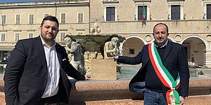 Perugini Vimini davanti alla fontana in p.zza del Popolo