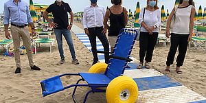 Maurizio Tamanti, Filippo Tamanti e Francesco Patti, tre dei cinque soci di Pesaro Assicura - UnipolSai; Silvia Speranzini, responsabile del centro estivo del Basket Giovane; Giuliana Ceccarelli, assessora alla Crescita e alla Gentilezza; Sara Mengucci, assessora alla Solidarietà.