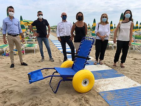 Maurizio Tamanti, Filippo Tamanti e Francesco Patti, tre dei cinque soci di Pesaro Assicura - UnipolSai; Silvia Speranzini, responsabile del centro estivo del Basket Giovane; Giuliana Ceccarelli, assessora alla Crescita e alla Gentilezza; Sara Mengucci, assessora alla Solidarietà.