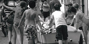 Fotografia di bambini che spingono una barca