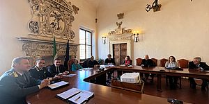 Ricci Belloni Emanuela Saveria Greco e rappresentanti forze dell'ordine nel salone della Prefettura