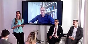 persone con Ricci collegato in video