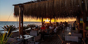 locale al mare al tramonto