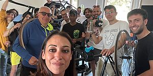 Murgia Belloni con ragazzi che sistemano biciclette