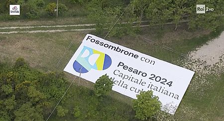 logo Pesaro 2024 sull'erba