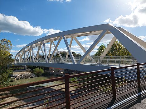 Foto ponte ciclopedonale sul fiume Foglia