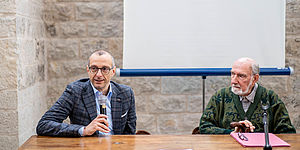 Ricci Vimini dietro un tavolo