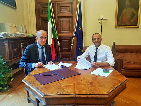 Il sindaco Matteo Ricci e il Prefetto Vittorio Lapolla in Prefettura, seduti al tavolo per siglare l'accordo