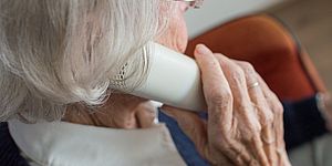 Anziana al telefono