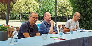 Ricci Vimini Santini dietro un tavolo