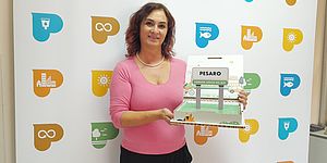 Maria Rosa Conti, assessora alla Sostenibilità mostra il premio "Comune Amico del Bio"