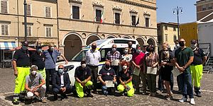 Protezione civile Belloni ed altri davanti al pulmino