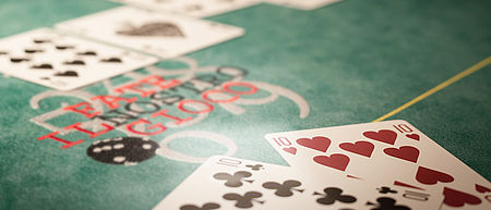 Tavolo da gioco con carte