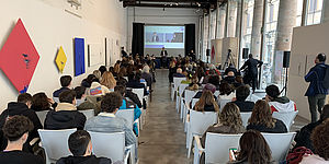 persone sedute di schiena all'inteno della Pescheria