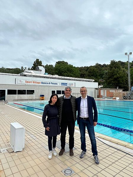 Della Dora Ricci Segastianelli davanti alla piscina