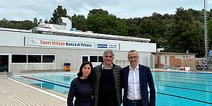 Della Dora Ricci Segastianelli davanti alla piscina