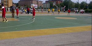 Ragazzi che giocano al campetto San Decenzio