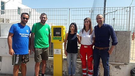 Installazione del 48° defibrillatore in città. Erano presenti il Sindaco Matteo Ricci, l'Assessore Mila Della Dora, Alan Palombi, Elisa Lenti della Croce Rossa