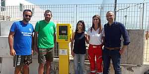 Installazione del 48° defibrillatore in città. Erano presenti il Sindaco Matteo Ricci, l'Assessore Mila Della Dora, Alan Palombi, Elisa Lenti della Croce Rossa