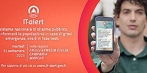 ragazzo con in mano il cellulare